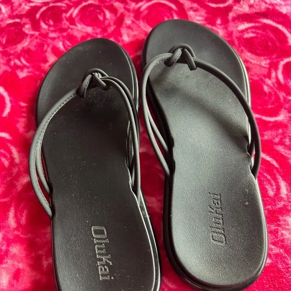 Olukai black flip flops size 8 - Picture 2 of 3